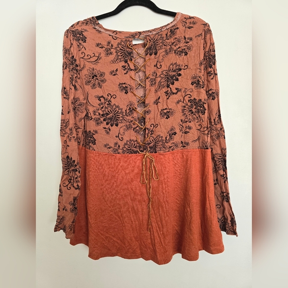 Hem & Thread lace up back floral blouse Burnt Orange And Black - Picture 6 of 6